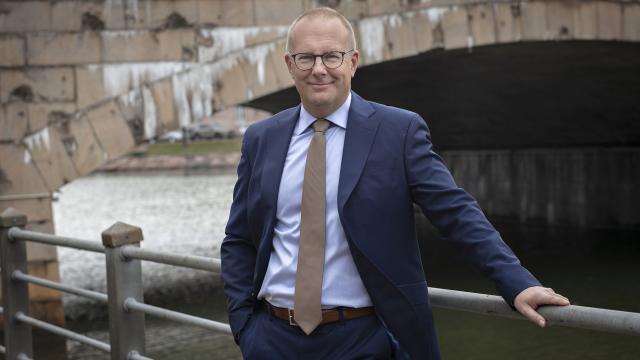 SAK:n puheenjohtaja Jarkko Elorantaa seisoo Pitkänsillan kupeessa ja nojaa kaiteeseen.