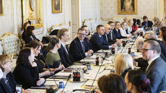 Pitkän pöydän molemmin puolin on paljon yhdenvertaisuus- ja syrjimättömyyskeskusteluun osallistuvia henkilöitä, joukossa myös Petteri Orpo.