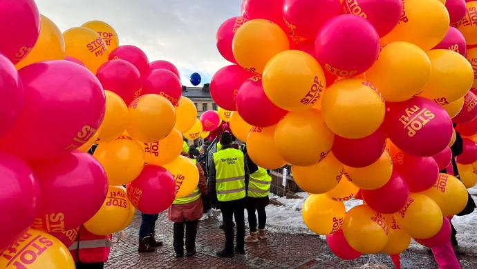 SAK:n ja STTK:n #StopNyt mielenosoitus Senaatintorilla Helsingissä.