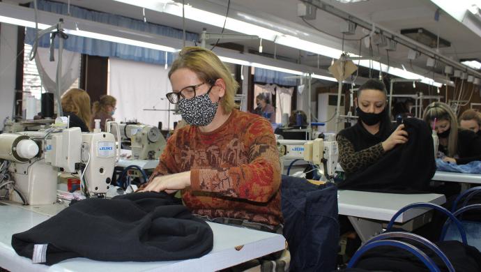 Pohjois-Makedonialaisia tekstiilialan työntekijöitä. 