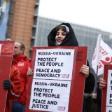 Eurooppalainen ay-liike osoitti mieltä Venäjän hyökkäyssotaa vastaan Brysselissä helmikuun lopussa