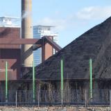 Hanasaaren kivihiilivoimalaitos ja sen vieressä korkea kivihiilikasa.