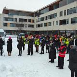Jarkko Eloranta puhuu megafonin kautta lumisella Tikkurilan torilla väkijoukon edessä. 