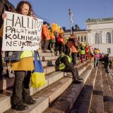 Mielenosoittaja Tuomiokirkon portailla Stopnyt! -mielenosoituksessa.
