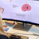 Nainen selaa Työelämänpelisäännöt.fi-palvelua tietokoneella.
