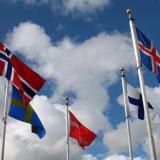 Norjan, Ruotsin, Tanskan, Suomen ja Islannin liput liehuvat taivasta vasten.