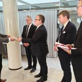 SSAB:n sähkömiesten yhdyshenkilö Jari Korpela luovuttaa SAK:laisten luottamushenkilöiden vetoomuksen hallituspuolueiden eduskuntaryhmien puheenjohtajille eduskunnassa 17.10.2023.