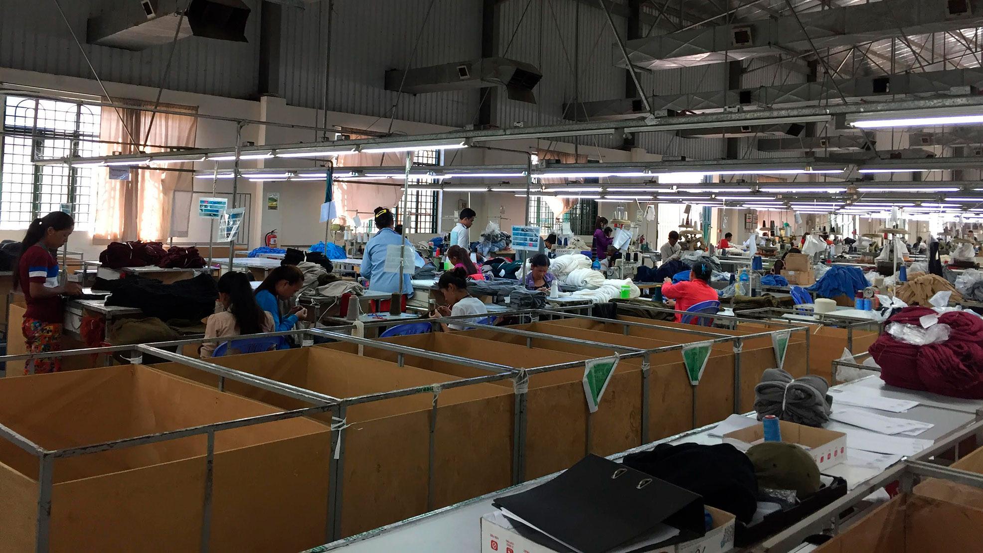 Työntekijöitä kampodzalaisessa tekstiilitehtaassa.