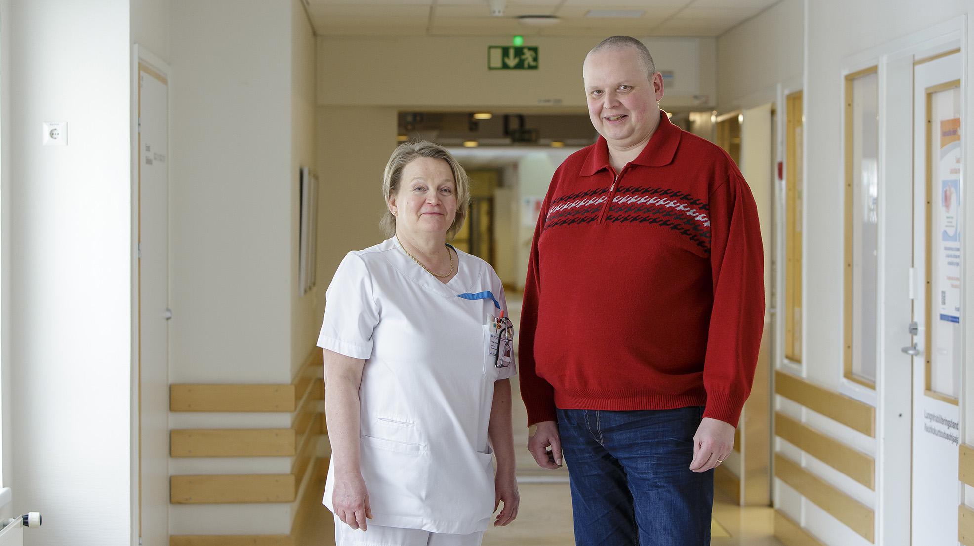 Tarja Ekberg är huvudförtroendeman på Raseborgs sjukhus och Göran Sjöstedt är huvudförtroendeman för lokalvårdarna inom HUS Stödtjänster