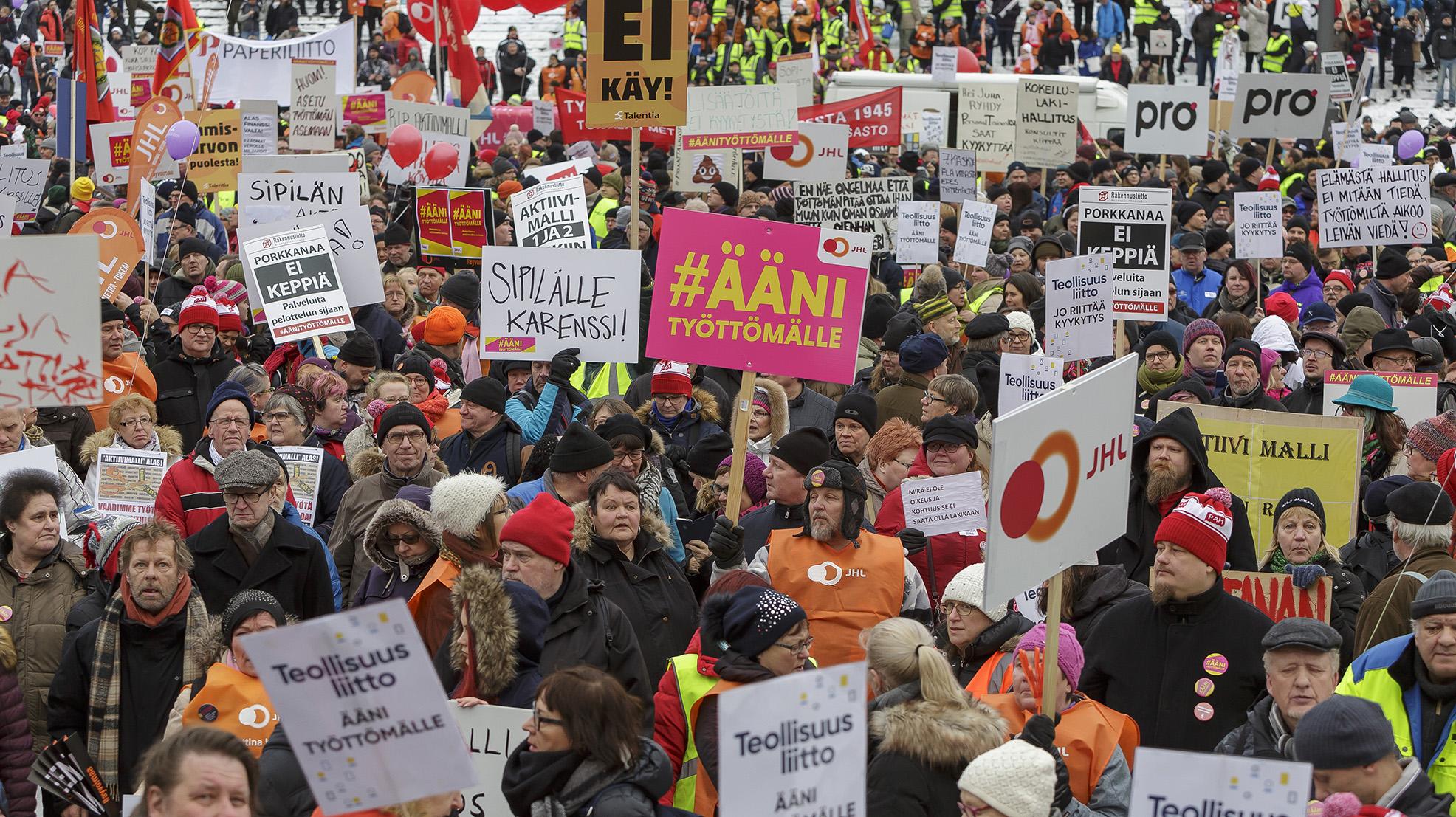 SAK järjesti Ääni työttömälle -mielenilmauksen Senaatintorilla helmikuussa 2018 protestiksi hallituksen ajamalle aktiivimallille. Kuva Patrik Lindström.