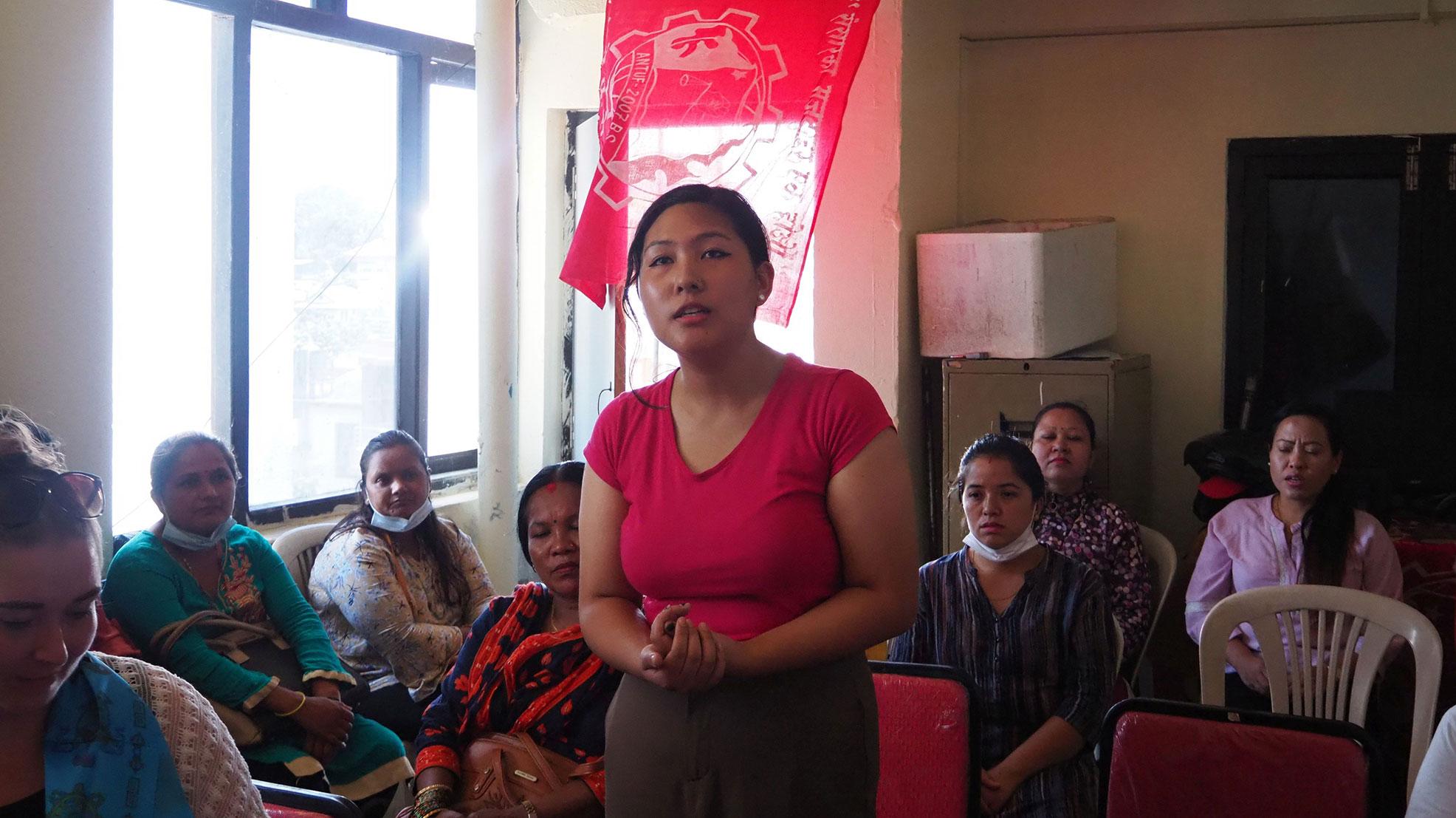 Komal Maya Lama jobbar som försäljare på supermarketkedjan Bhatbhateni