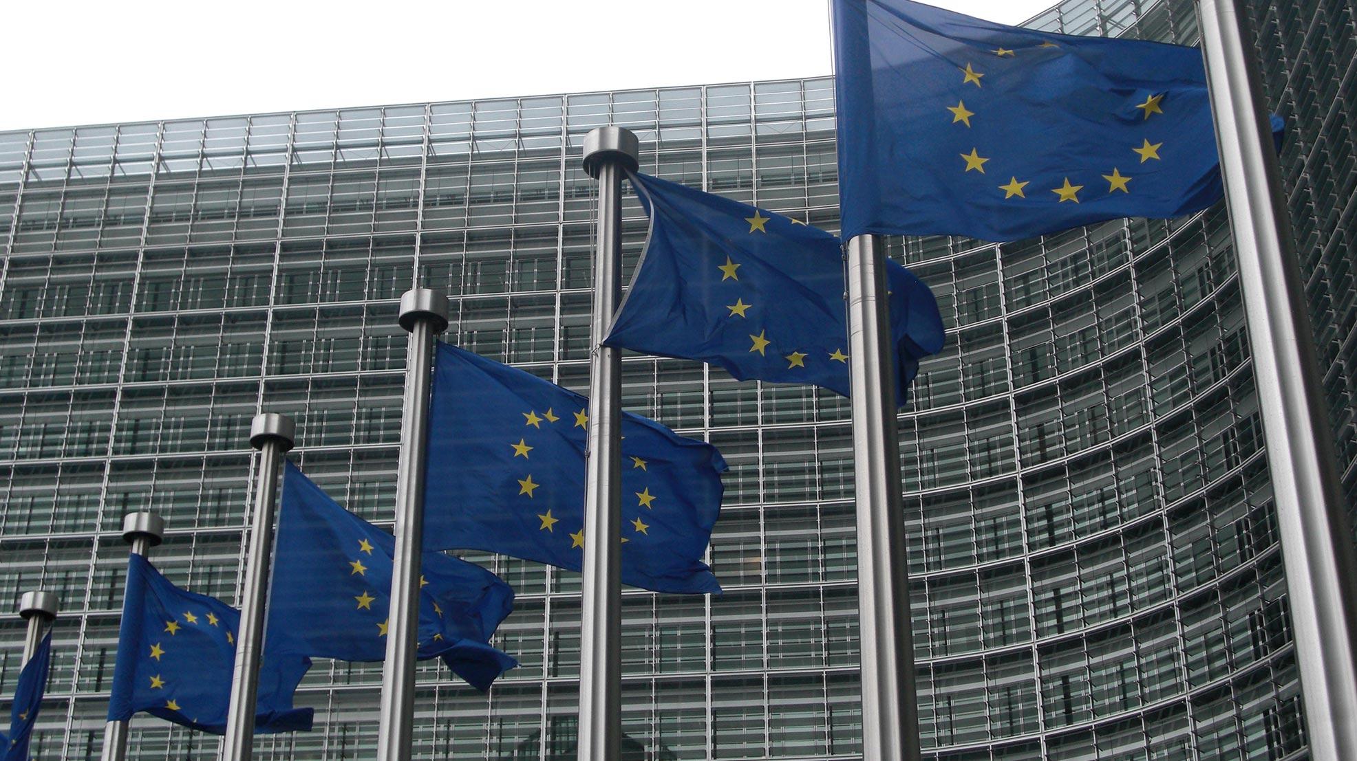 EU-lippuja komission edessä. Kuva: Sébastien Bertrand, Creative Commons (CC BY 2.0)