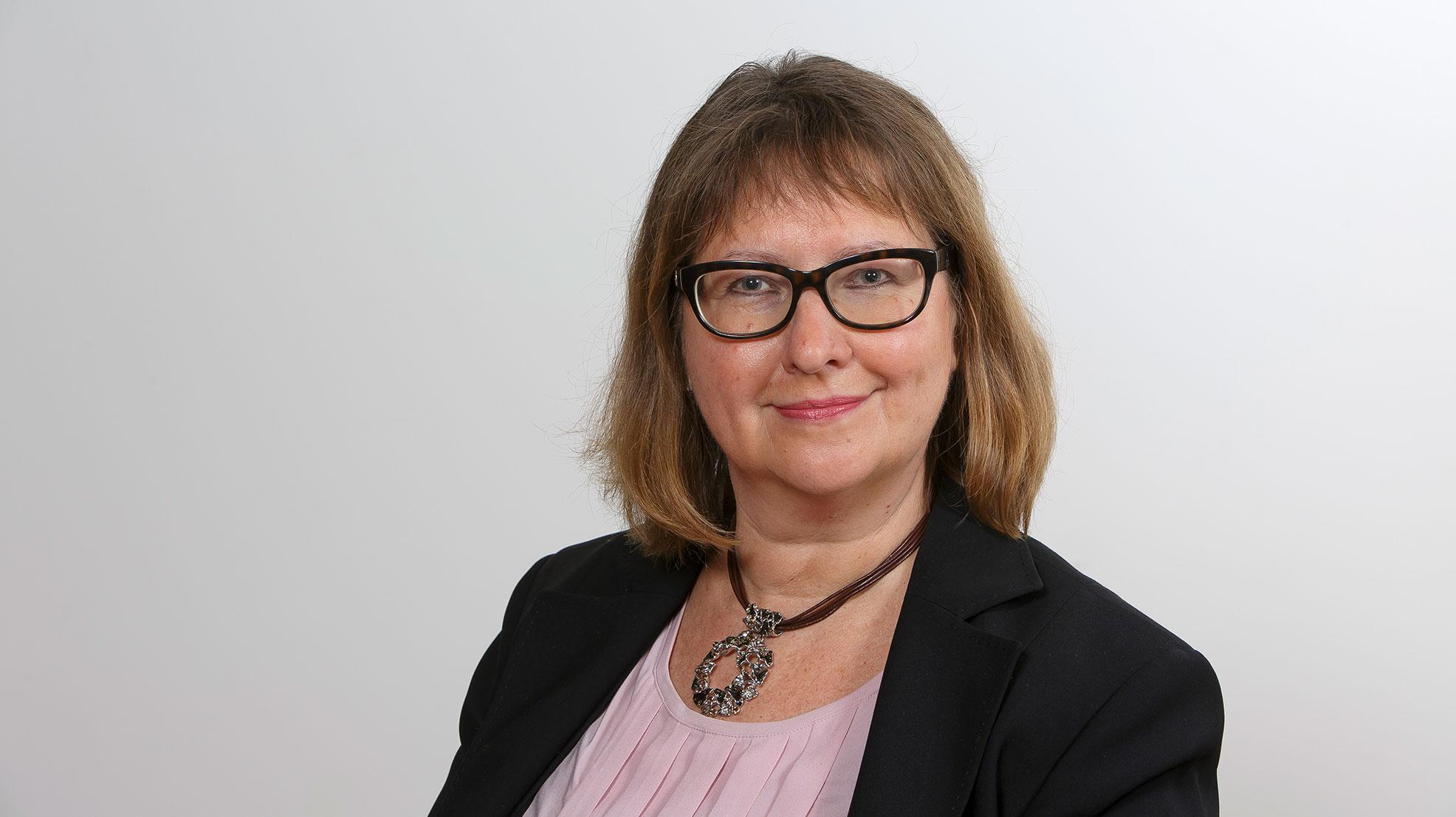 Eve Kyntäjä är expert på invandringspolitik på FFC