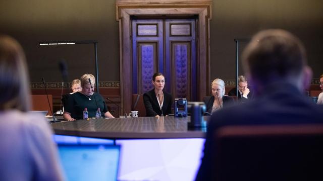 Säätytalon kokoushuoneen pyöreän pöydän ääressä istumassa muun muassa ministerit Sanna Marin ja Annika Saarikko.