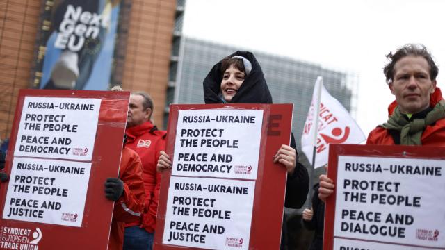 Eurooppalainen ay-liike osoitti mieltä Venäjän hyökkäyssotaa vastaan Brysselissä helmikuun lopussa