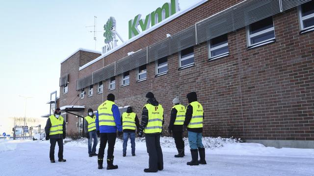 Lakkovahteja keltaisissa liiveissä UPM:n Kymin tehtaan edustalla Kouvolassa tammikuussa 2022. Kuva: Emmi Korhonen / Lehtikuva.