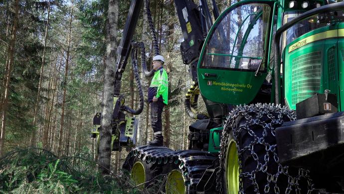 Harvesterinkuljettaja Esa Sorilan metsäkoneessa on paljon tekniikkaa. Kuva: Jaakko Lukumaa
