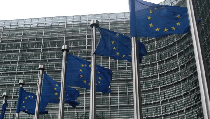EU-lippuja komission edessä. Kuva: Sébastien Bertrand, Creative Commons (CC BY 2.0)