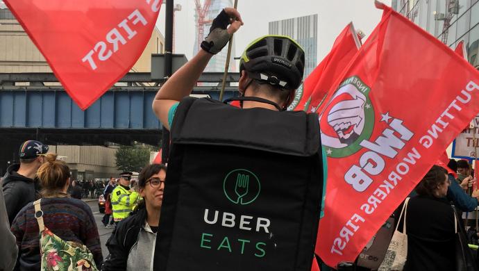 Uber eats -ruokalähetti IWGB-liiton mielenosoituksessa Lontoossa 27.9.2017. Kuva: Riitta Juntunen / SAK 