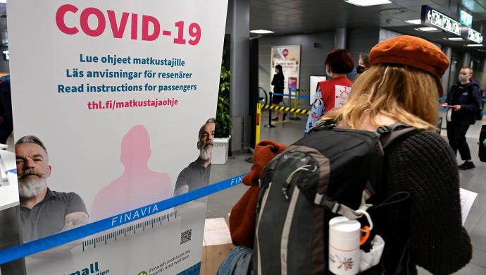 Koronavirusohjeita Helsinki-Vantaan lentoasemalla toukokuussa 2021. 