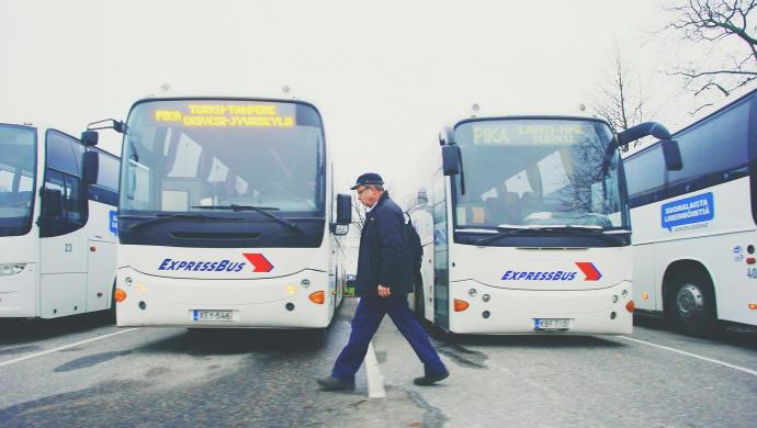 Linja-autonkuljettaja Mikko Ahomäki kävelee bussien edessä