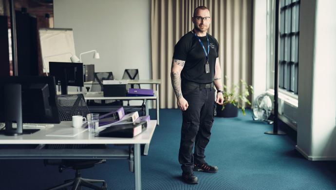 Matti Varis seisoo toimistossa työpöydän vieressä.