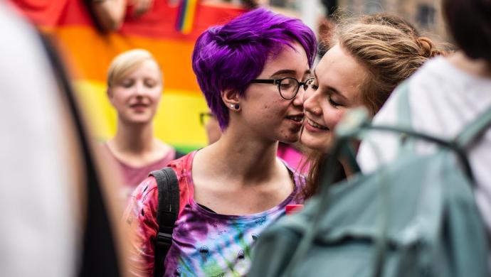 Kaksi Pride-kulkueen osallistujaa halaavat. Kuva: Helsinki Pride -yhteisö