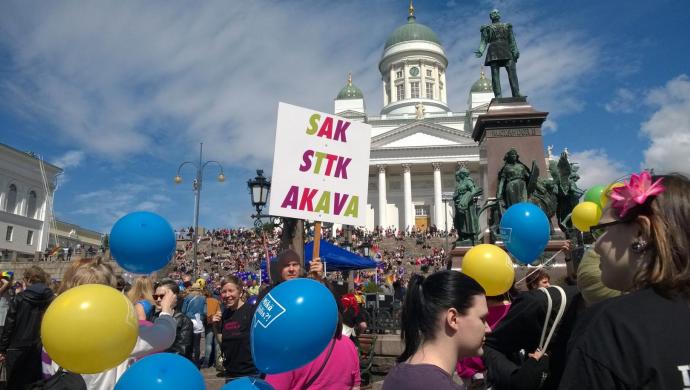 Palkansaajajärjestöjen yhteistä kylttiä kantoi vuoden 2015 Helsinki Pride -kulkueessa STTK:n puheenjohtaja Antti Palola