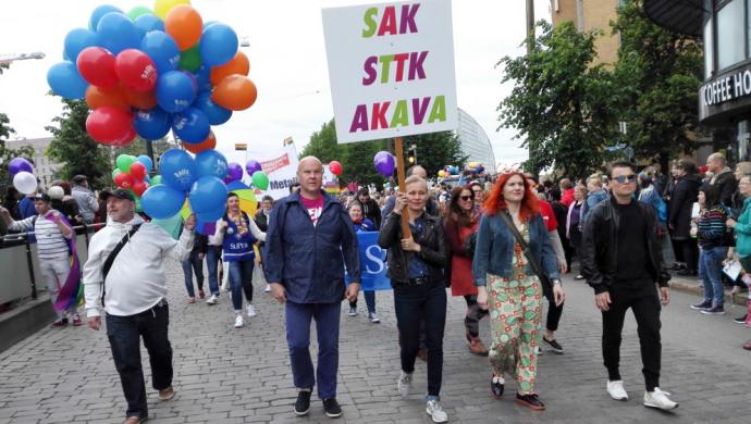 SAK, Akava ja STTK Helsinki Pride -kulkueessa kesällä 2017. Kuva: Patrik Lindström