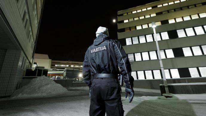 Vartija yötyössä talvisessa maisemassa. Kuva: Patrik Lindström