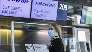 Finnairin työntekijä lähtöselvityksessä. Kuva: Markku Ulander / Lehtikuva