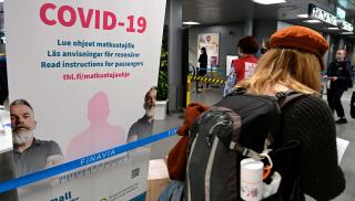 Koronavirusohjeita Helsinki-Vantaan lentoasemalla toukokuussa 2021. 