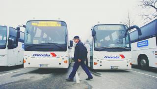 Linja-autonkuljettaja Mikko Ahomäki kävelee bussien edessä