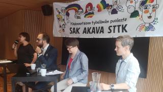 Juontaja Anja Lahermaa ja panelistit Jussi Aaltonen, Kerttu Tarjamo ja Anna Moring palkansaajajärjestöjen Pride-seminaarissa. Kuva: SAK