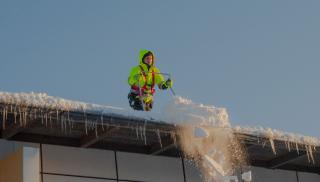 Lumenpudotuksessa katolla pitää olla riittävästi kiinnityspisteitä, joihin putoamissuojaimet voidaan kytkeä, työsuojeluvaltuutettu Matti Paakala muistuttaa. Kuva Aleksi Vienonen.