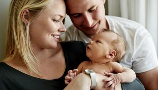 Äiti, isä ja lapsi. Kuva: Mikolette / iStock