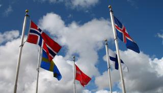 Norjan, Ruotsin, Tanskan, Suomen ja Islannin liput liehuvat taivasta vasten.