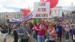 SAK, Akava ja STTK Helsinki Pride -kulkueen lähdössä Senaatintorilla 2019. Kuva: SAK