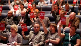 SAK:laisten ammattiliittojen edustajat näyttävät punaista korttia rasismille. Kuva: Patrik Lindström