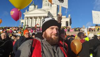Kocken Jonas Frilund från Karleby deltog i STOP nu!-demonstrationen i Helsingfors den 1 februari.