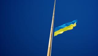 Ukrainan lippu liehuu Kiovan kaupungintalolla. Kuvaaja Aleksej Leonov, Wikimedia Commons.