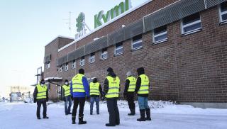 Lakkovahteja keltaisissa liiveissä UPM:n Kymin tehtaan edustalla Kouvolassa tammikuussa 2022. Kuva: Emmi Korhonen / Lehtikuva.