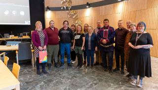 Ryhmäkuva vierailulle saamelaiskäräjille osallistuneista aluevaikuttajista.