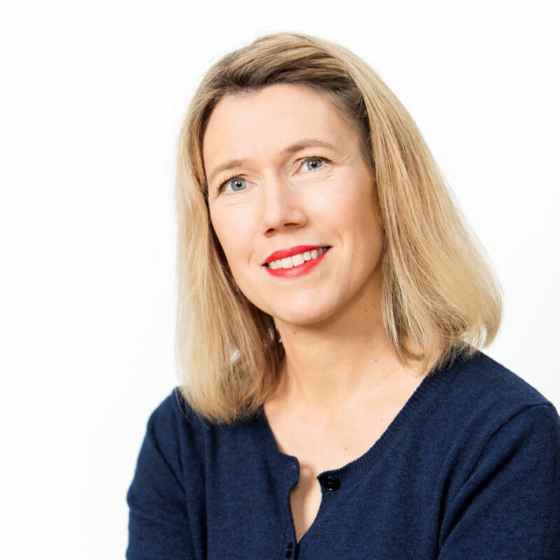 Milla Meretniemi katsoo suoraan kameraan.