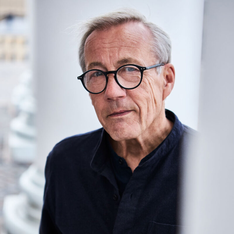 Sixten Korkman katsoo suoraan kameraan.