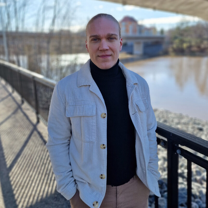 Toni Heikkilä seisoo sillalla kädet taskussa.