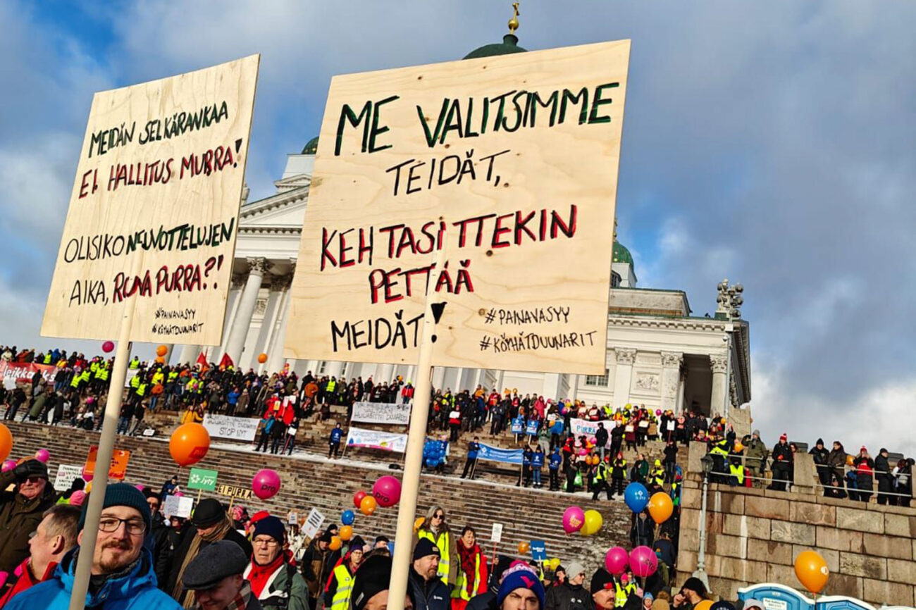 Mielenosoituskylttejä #Stopnyt -mielenosoituksessa Senaatintorilla Helsingissä.