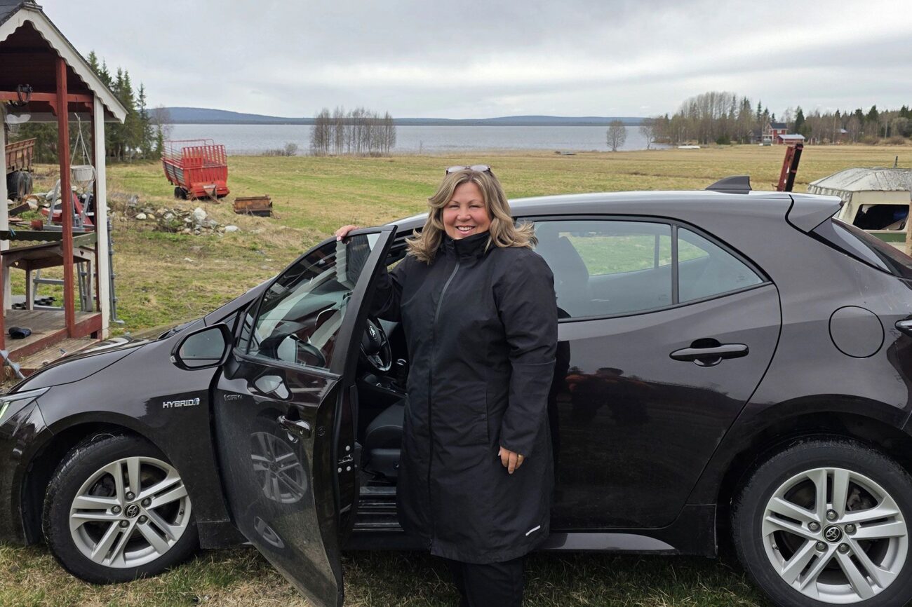 Terhi Tammela autonsa edessä.