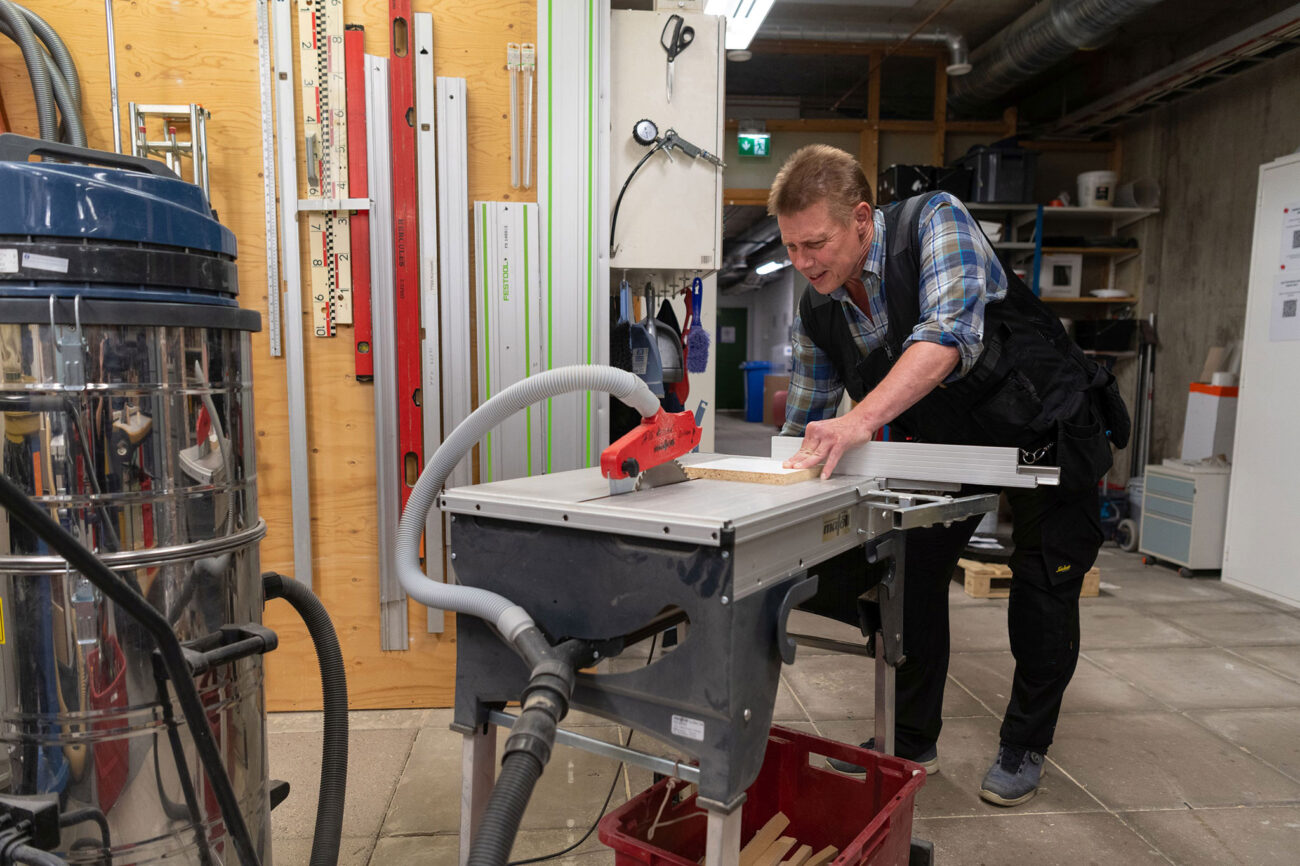 Harri Hankkila sahaa lautaa.