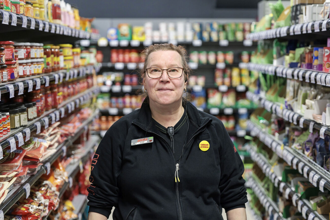 Mari Laasion puolivartalokuva taustalla kaupan hyllyjä.